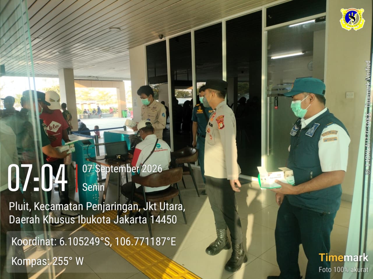 WASPADA ANTISIPASI ABU VULKANIK, PETUGAS KSOP KELAS IV MUARA ANGKE BAGIKAN MASKER KEPADA PENUMPANG DAN PETUGAS DI LAPANGAN